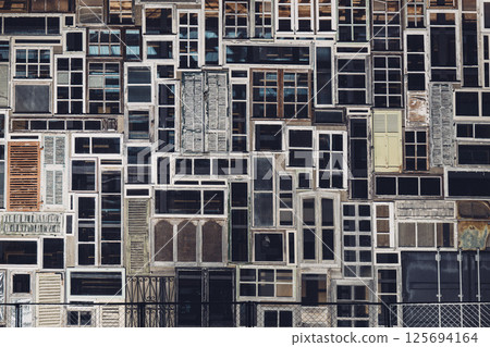 由復古窗戶拼貼而成的建築牆 125694164