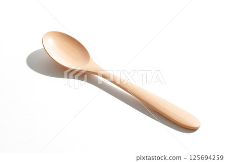 木勺（餐具、重複使用、永續、道德消費、白色背景） 125694259