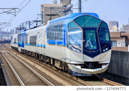 島風觀光特快列車在近鐵名古屋線高架段運行 島風觀光特快列車在近鐵名古屋線高架段運行 125694771