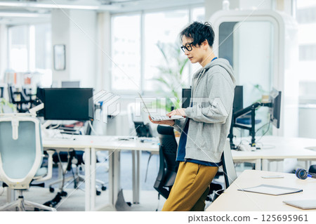 在辦公室工作的男工程師 125695961