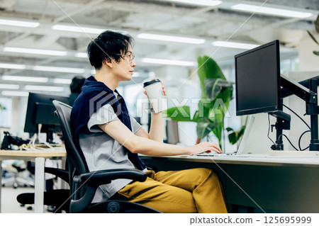 在辦公室工作的男工程師 125695999