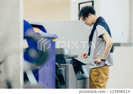 A man taking a copy 125696014