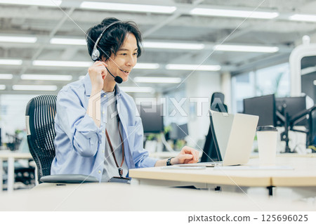 一名男子在辦公室呼叫中心打電話 125696025