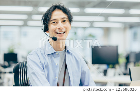 一名男子在辦公室呼叫中心打電話 125696026
