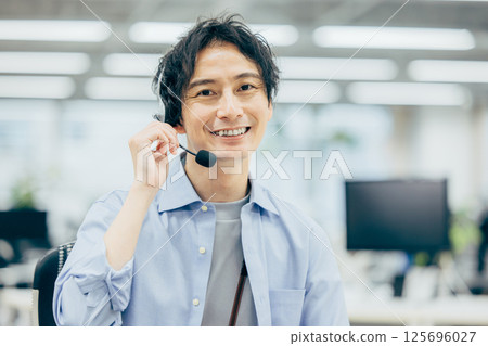 一名男子在辦公室呼叫中心打電話 125696027