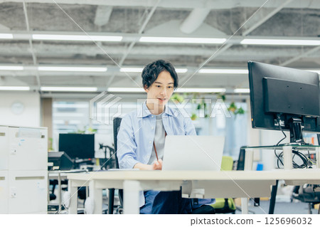 Engineer working in the office 125696032