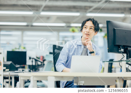 Engineer working in the office 125696035