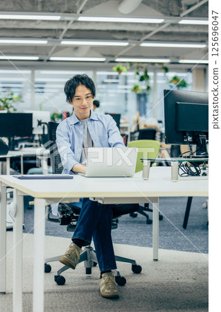 Casual businessman working in the office 125696047