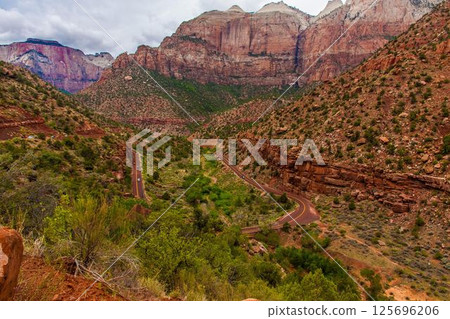 Zion National Park, the road to the Canyon Overlook Trail 125696206