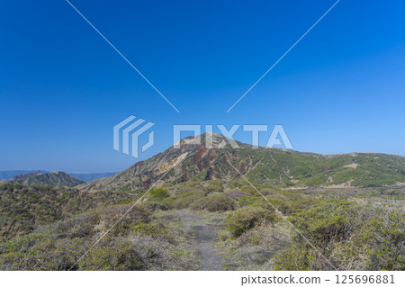 從阿蘇山頂廣場眺望烏帽山 125696881