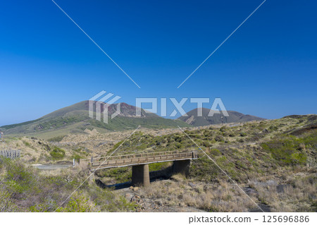 從阿蘇山頂欣賞壯麗的景色 125696886