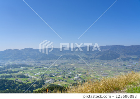 從南阿蘇全景線瞭望台眺望南阿蘇村周圍的新綠 125696888