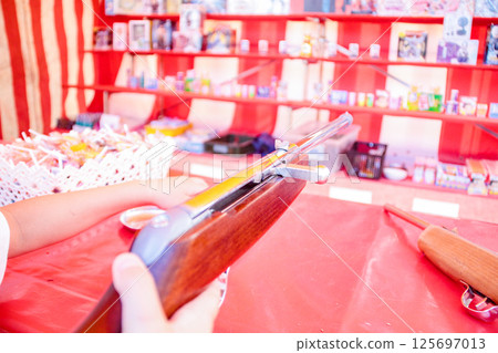 玩射擊遊戲的孩子（7歲男孩） 125697013