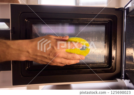 Learn to sanitize a sponge in the microwave for optimal kitchen cleanliness and hygiene 125698023