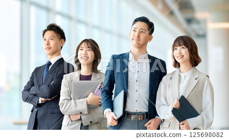 四位商人、男人和女人的團隊合作形象 125698082