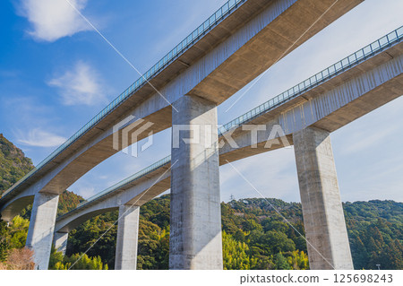 View of the Tomei Expressway No. 2 from the countryside of Shimada City (Shizuoka Prefecture) 125698243