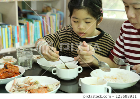 Having Lunch with Family 125698911