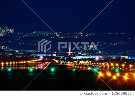 燈光下的客機 燈光下的客機 125699055