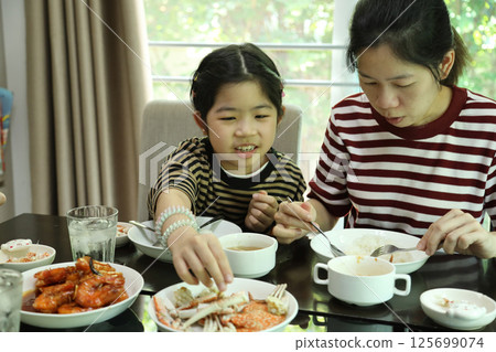 Having Lunch with Family 125699074