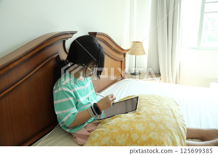 East Asian Girl 125699385