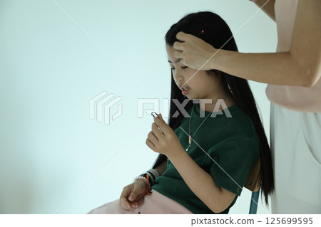 East Asian Girl with Mom East Asian Girl with Mom 125699595