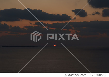 Sunset landscape with the setting sun Sunset landscape with the setting sun 125700532