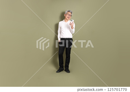 Active Senior Businessman 125701770