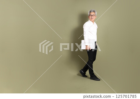 Active Senior Businessman 125701785