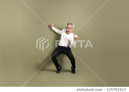 Active Senior Businessman 125701915