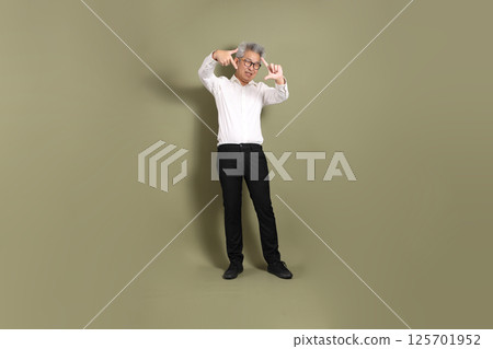 Active Senior Businessman 125701952