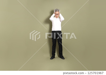 Active Senior Businessman 125701967