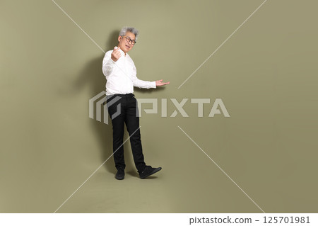 Active Senior Businessman 125701981