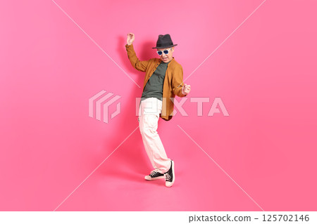 Active Senior Man Active Senior Man 125702146