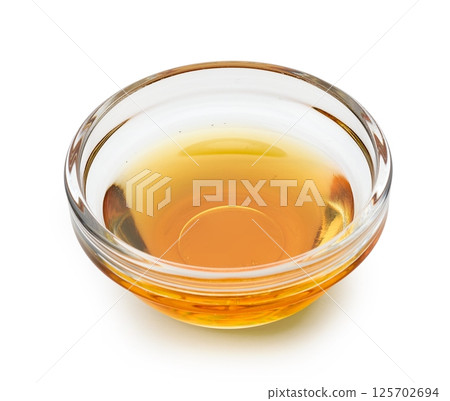 bowl of sesame oil 125702694