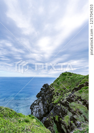 The spectacular views of the cliffs of Okanzaki and the blue sea of Ishigaki Island 125704303
