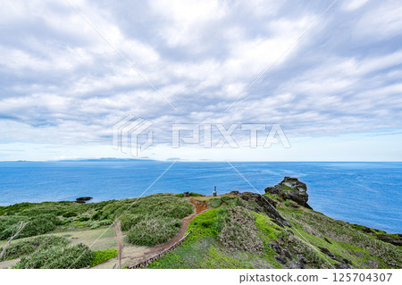 A magnificent seascape seen from Okanzaki under a cloudy sky, Fuchibuiwa Rock, Ishigaki Island A magnificent seascape seen from Okanzaki under a cloudy sky, Fuchibuiwa Rock, Ishigaki Island 125704307