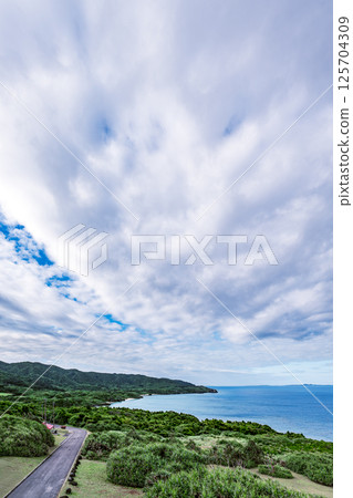 從觀光景點小野崎燈塔眺望石垣島的海岸風光 從觀光景點小野崎燈塔眺望石垣島的海岸風光 125704309