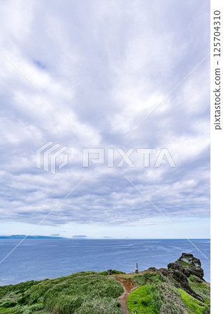 石垣島淵步岩,在雲層下從大神崎眺望的壯麗海景 石垣島淵步岩,在雲層下從大神崎眺望的壯麗海景 125704310
