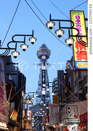 通天閣在大阪新世界 125704519