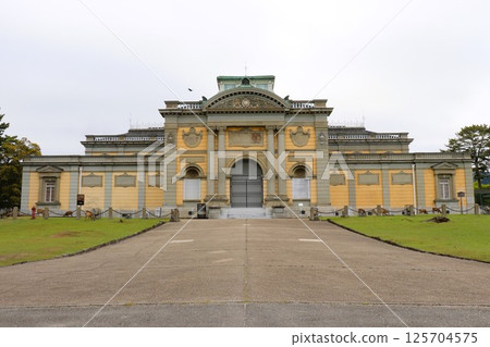 奈良國立博物館和鹿,奈良縣奈良市奈良公園 奈良國立博物館和鹿,奈良縣奈良市奈良公園 125704575