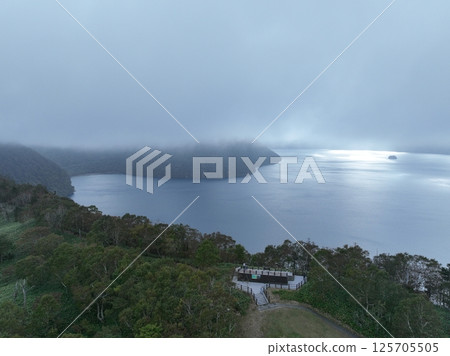 【從空中俯瞰北海道】霧氣瀰漫的摩週湖 【從空中俯瞰北海道】霧氣瀰漫的摩週湖 125705505