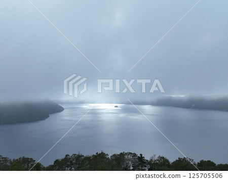【從空中俯瞰北海道】霧氣瀰漫的摩週湖 【從空中俯瞰北海道】霧氣瀰漫的摩週湖 125705506