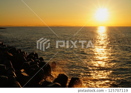 Ninomiya Beach in the Morning Sun 125707119