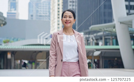 亞洲女商人和職業母親在城市辦公區散步 125707225