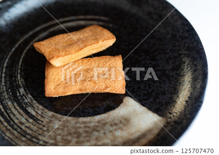 在黑色盤子上看起來很棒的烘焙食品③ 125707470