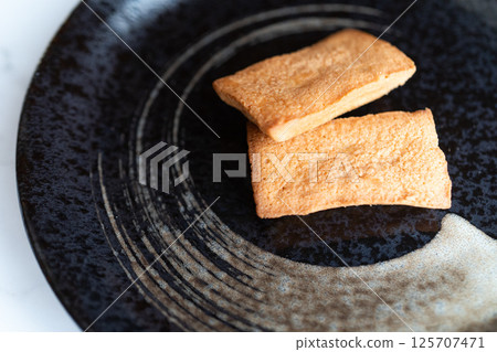 在黑色盤子上看起來很棒的烘焙食品② 125707471