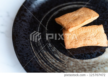 Baked goods that look great on a black plate① 125707472