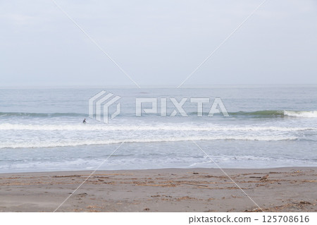 [日本] 千葉縣房總海岸的衝浪者和荒蕪的海灘 125708616