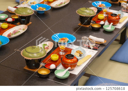 [日本] 千葉縣一家飯店的宴會廳裡擺滿了各種懷石料理 125708618