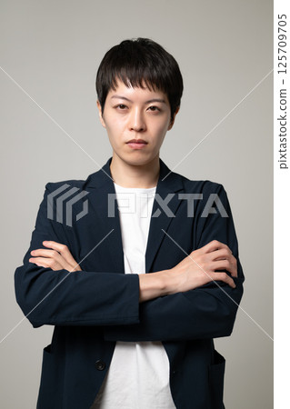 一個雙臂交叉的男人 一個雙臂交叉的男人 125709705